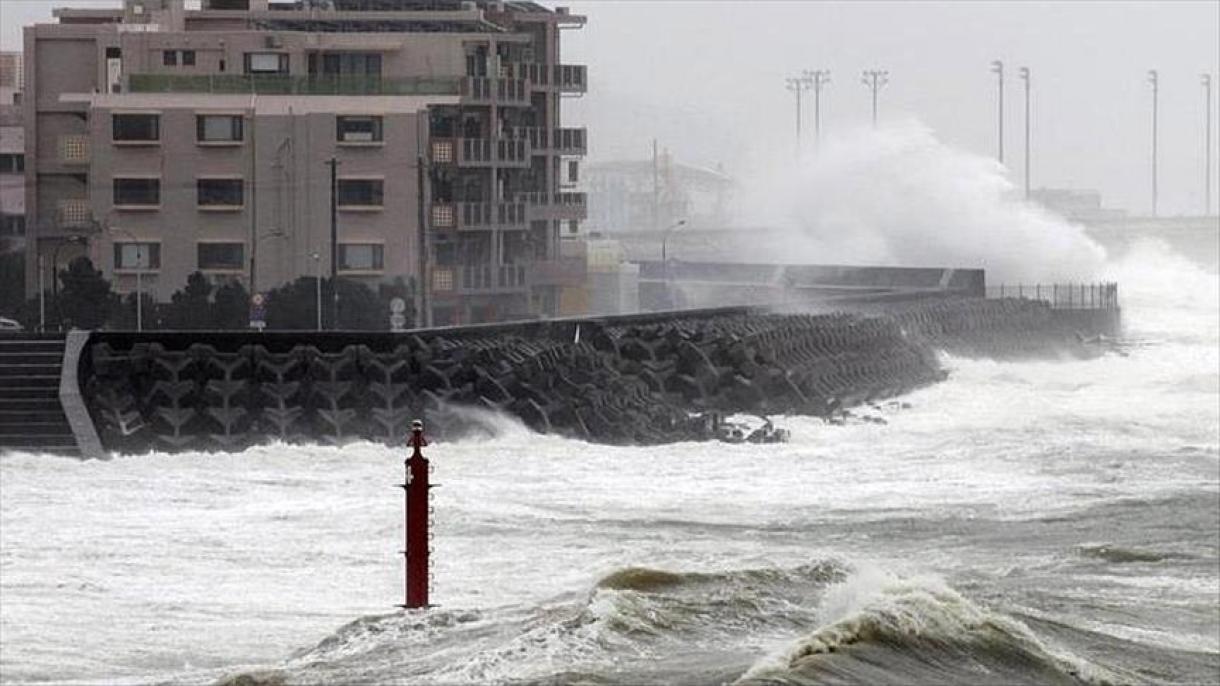 Pelo menos 2 mortos e 69 feridos como tufão que atingiu Taiwan