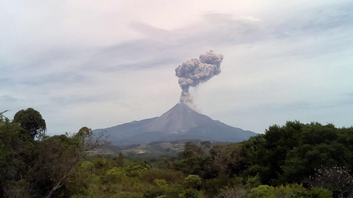 Vulcanul Colima din Mexic, a erupt din nou