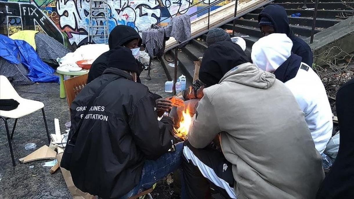 France : Des familles de migrants, avec enfants, essaient de survivre sous les ponts de la capitale
