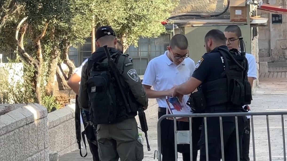 以色列警察没收巴勒斯坦学生的书籍