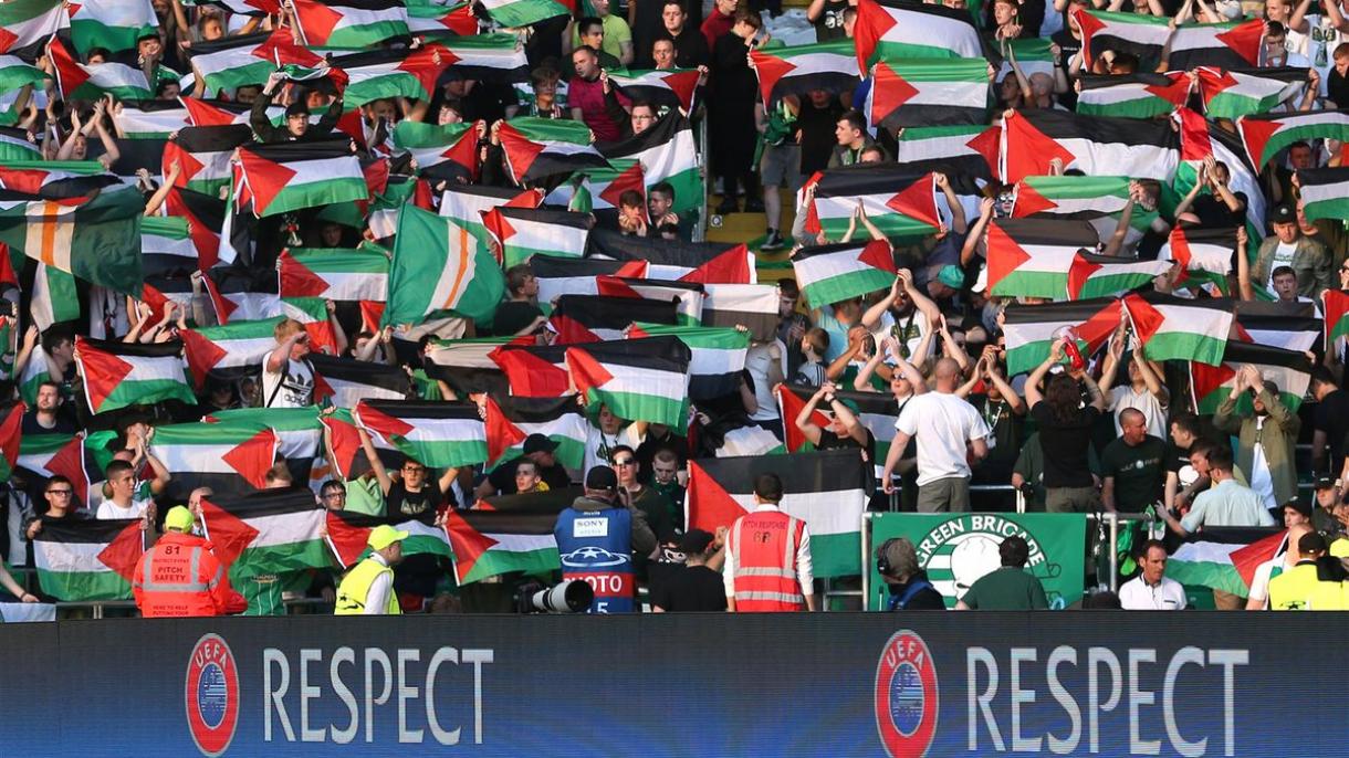 پرچم فلسطین در دستان طرفداران تیم فوتبال اسکاتلند