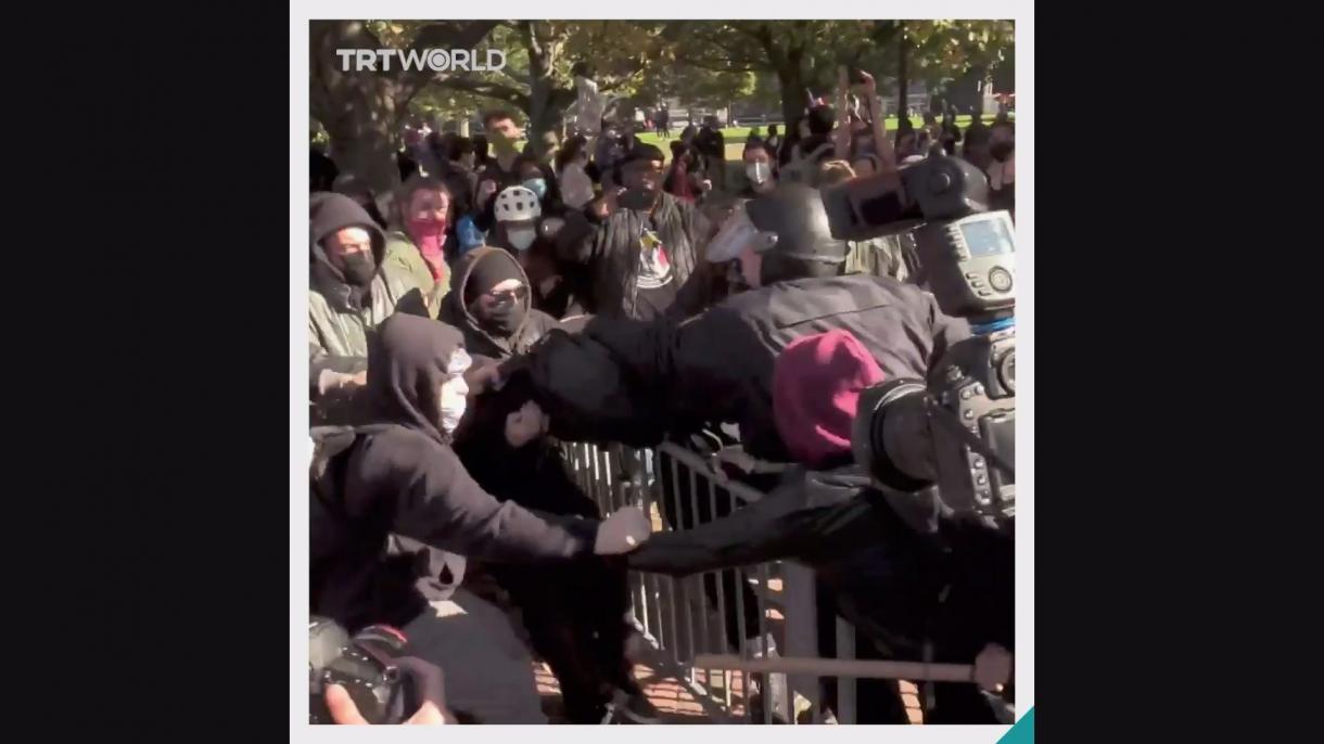 بوسٹن میں  ہونے والے جلسے میں ویکسین مخالفین اور اس کے حق میں ہونے والوں کے درمیان جھڑپ