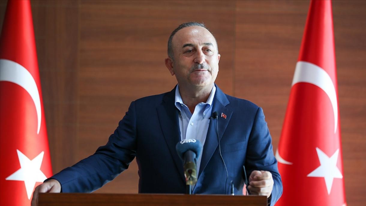 Çavusoglu encontrou-se com cidadãos turcos em França