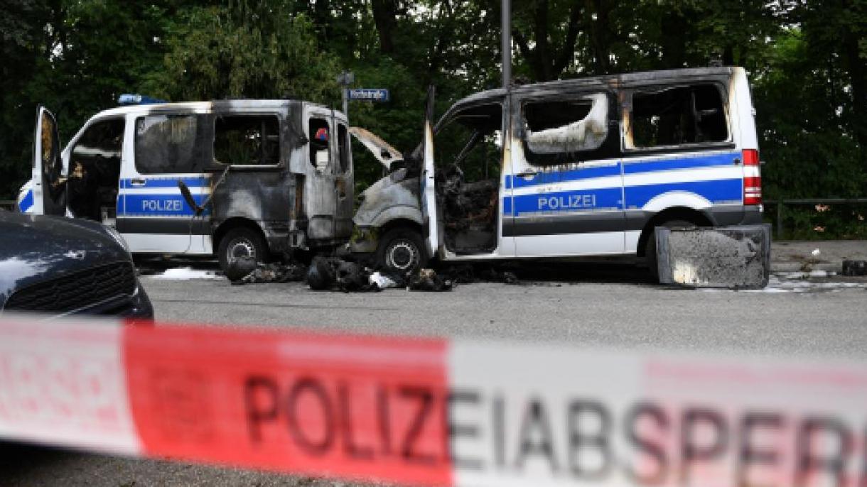 به آتش کشیده شدن خودروهای پلیس قبل از اجلاس G7 در آلمان
