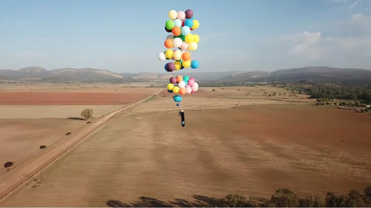 100 globos de helio, una silla y ¡a volar!