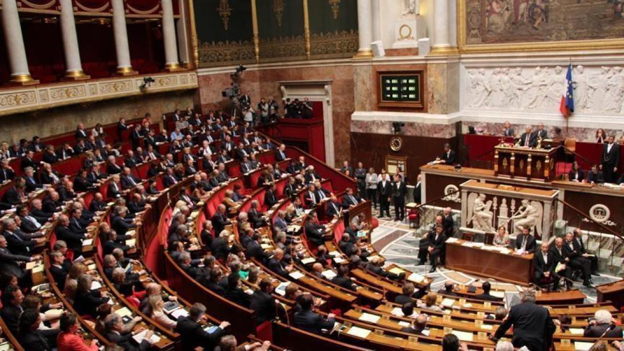Parlamentarios franceses abandonan la reunión en reacción a una estudiante con velo islámico