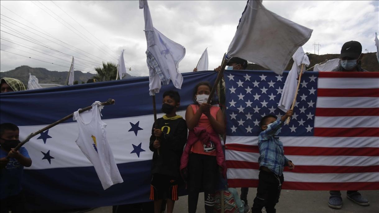 Caravana de unos 4.000 migrantes centroamericanos se dirige hacia Estados Unidos