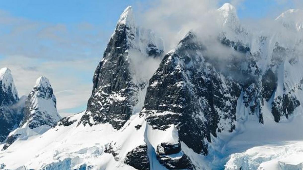 格陵兰岛7月份1970亿吨冰层融化