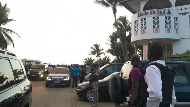 Homens armados matam 16 pessoas em um hotel turístico na Costa do Marfim