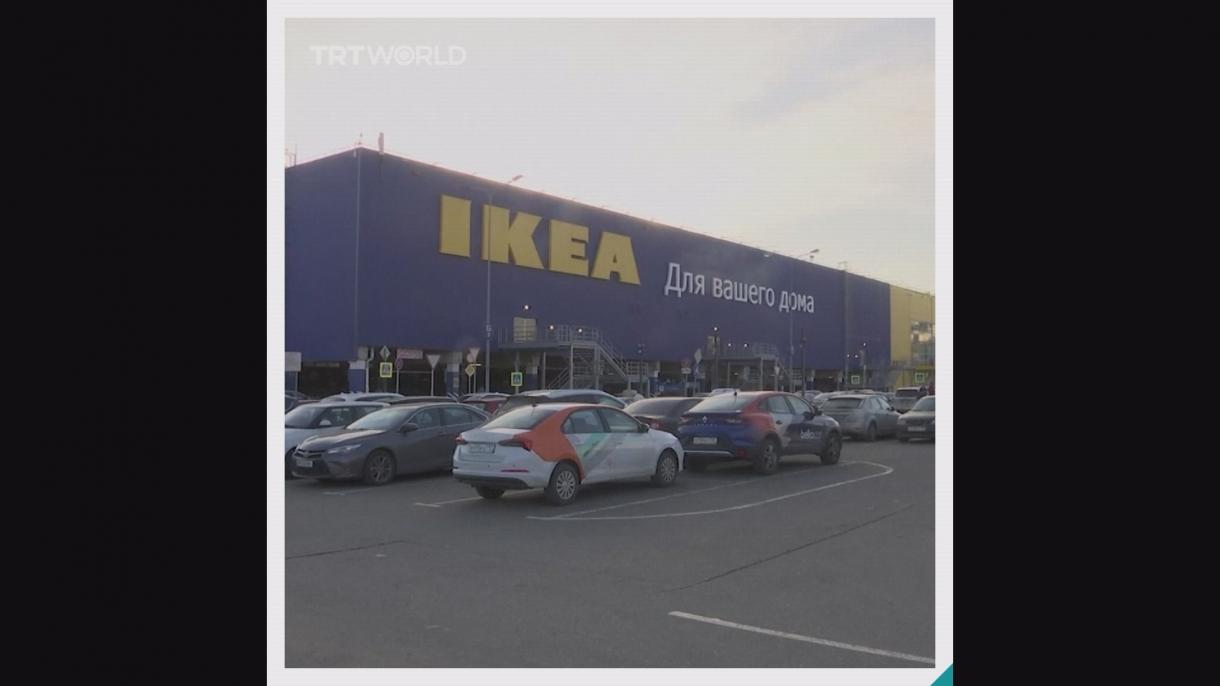 Lunghe code davanti ai negozi dell'IKEA in Russia