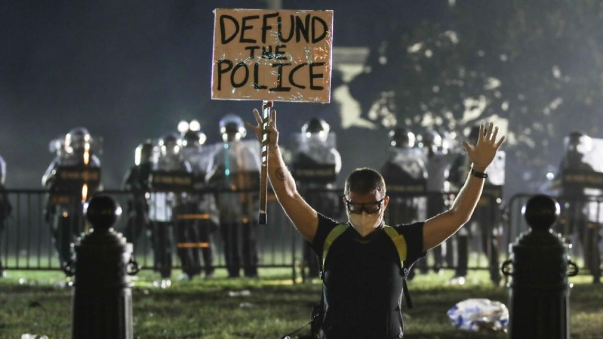 Escalan las protestas por Floyd en EEUU pese al toque de queda