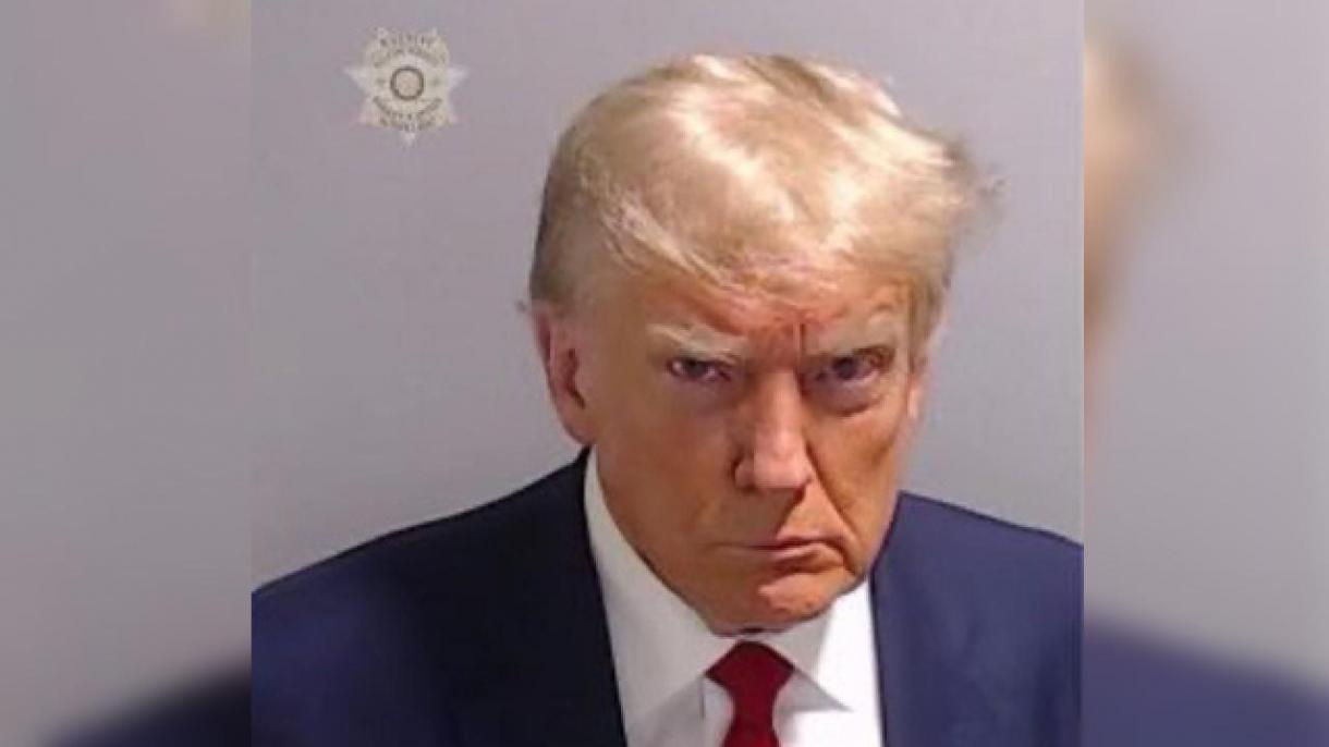 Trump ha postato la sua storica foto segnaletica, scattata in una prigione di Atlanta