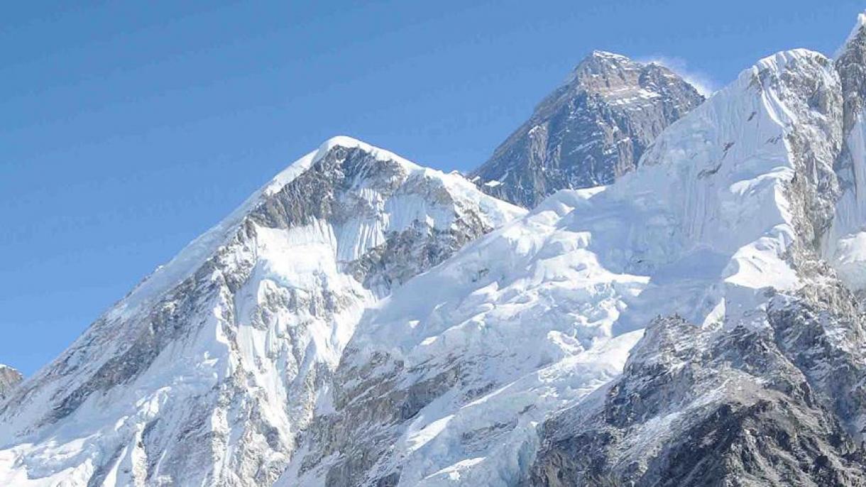 Tədqiqatçılar Everestin hündürlüyünü yenidən ölçəcəklər