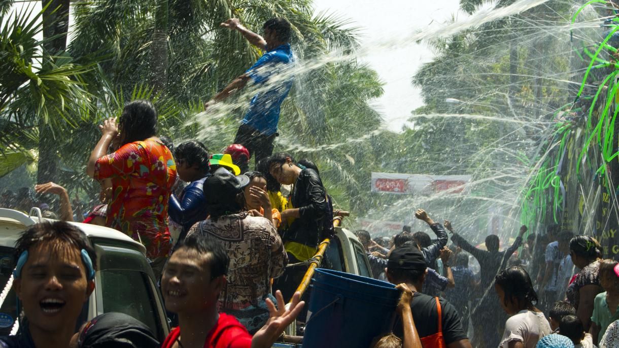 مرگ عده کثیری در جشنواره سنتی آب در میانمار
