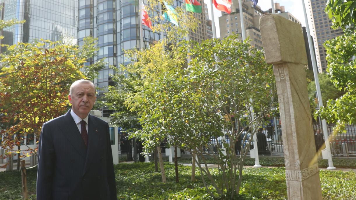 Ο Ερντογάν επισκέφθηκε το αντίγραφο στήλης του Γκιομπεκλίτεπε που εκτίθεται στα ΗΕ