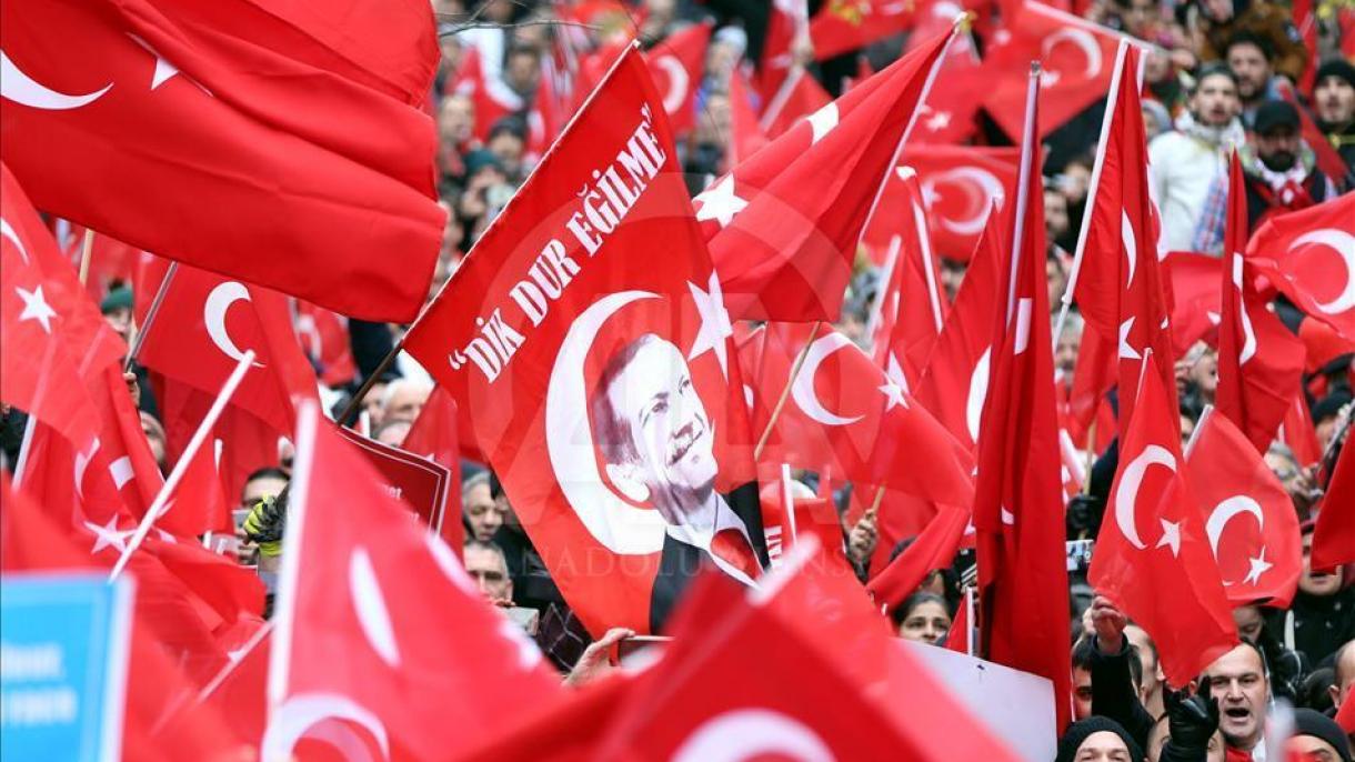 Apoiantes do PKK atacam manifestantes turcos em Paris