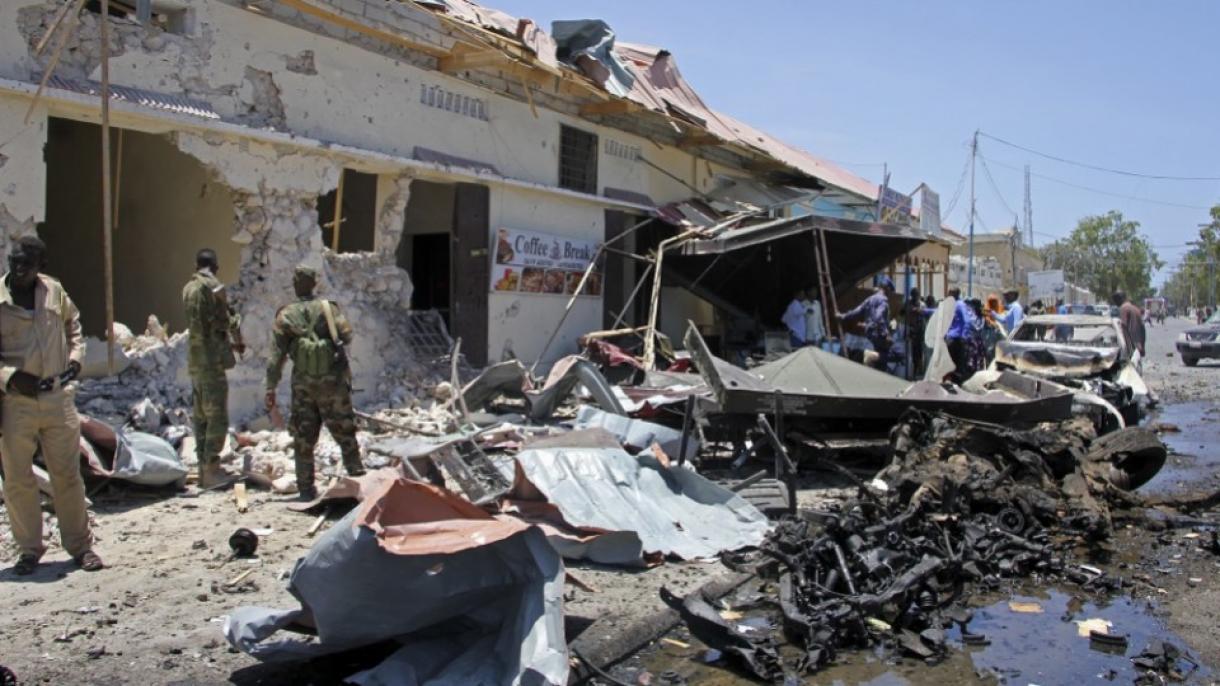 Carro-bomba atinge café na Somália matando sete pessoas
