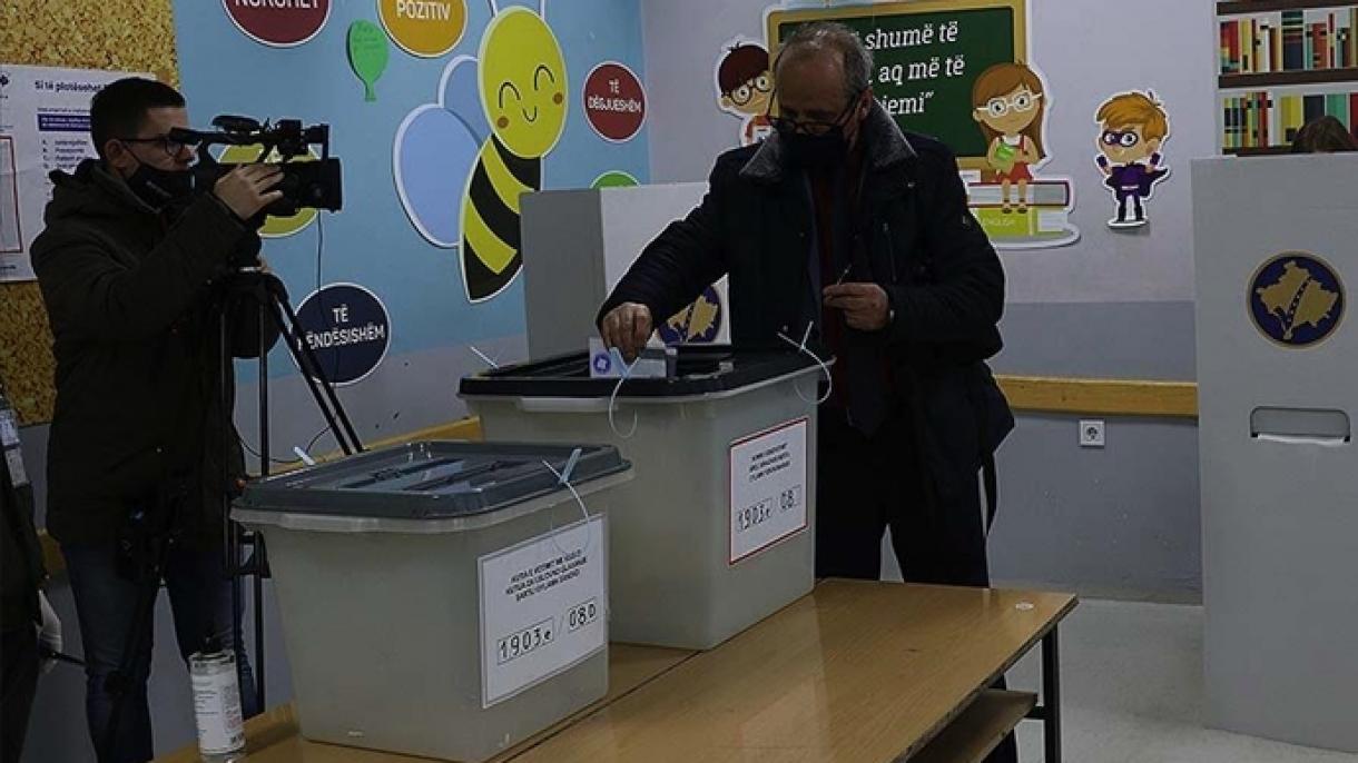 Megnyíltak a szavazóhelyiségek Koszovóban