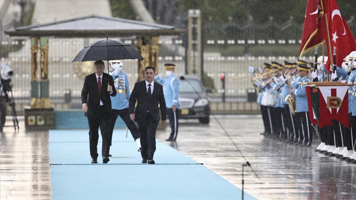 Prezident Erdogan Gyrgyzystanyň Prezidenti Japarowy resmi dabara bilen garşylady