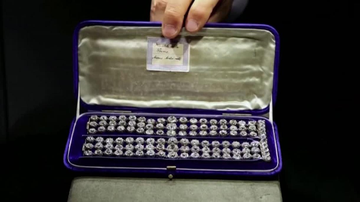 Subastadas dos brazaletes de diamantes de Maria Antonieta por más de 7 millones de euros