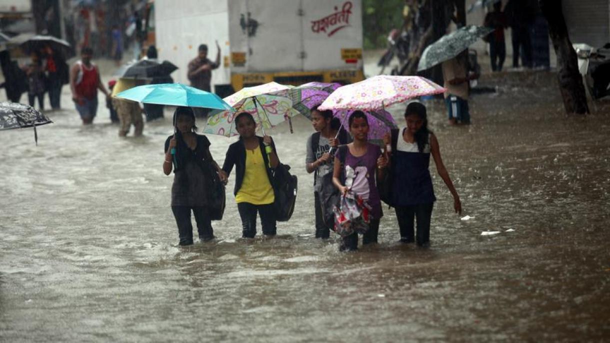 بھارت کا صوبہ اتر پردیش شدید بارشوں اور سیلاب سے بری طرح متاثر