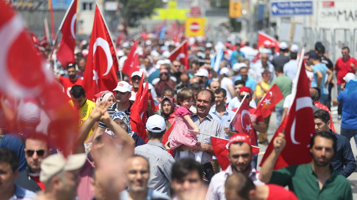 استانبول ده دموکراسی و شهیدلر ییغینی اوچون انسانلر ساحه گه کیلیب دوام ایتماقده