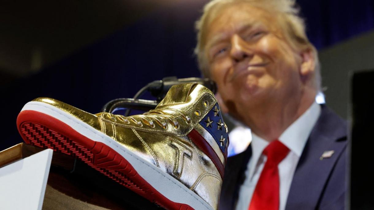 Тръмп продава обувки и парфюм за предизборната си кампания...