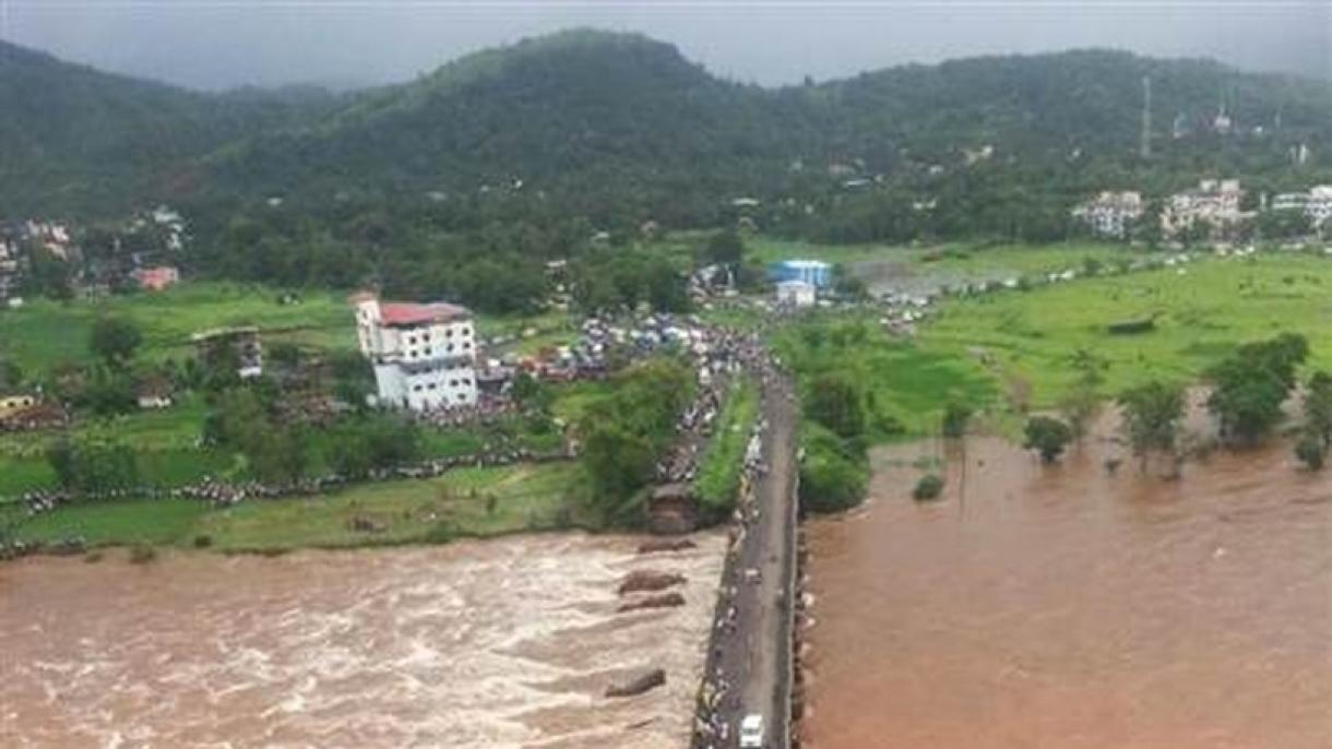 印度一座桥梁坍塌38人丧生