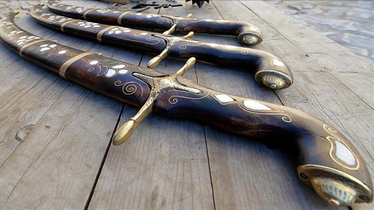 Norveç dalğıcları göldən 500 illik qılınclar tapdılar