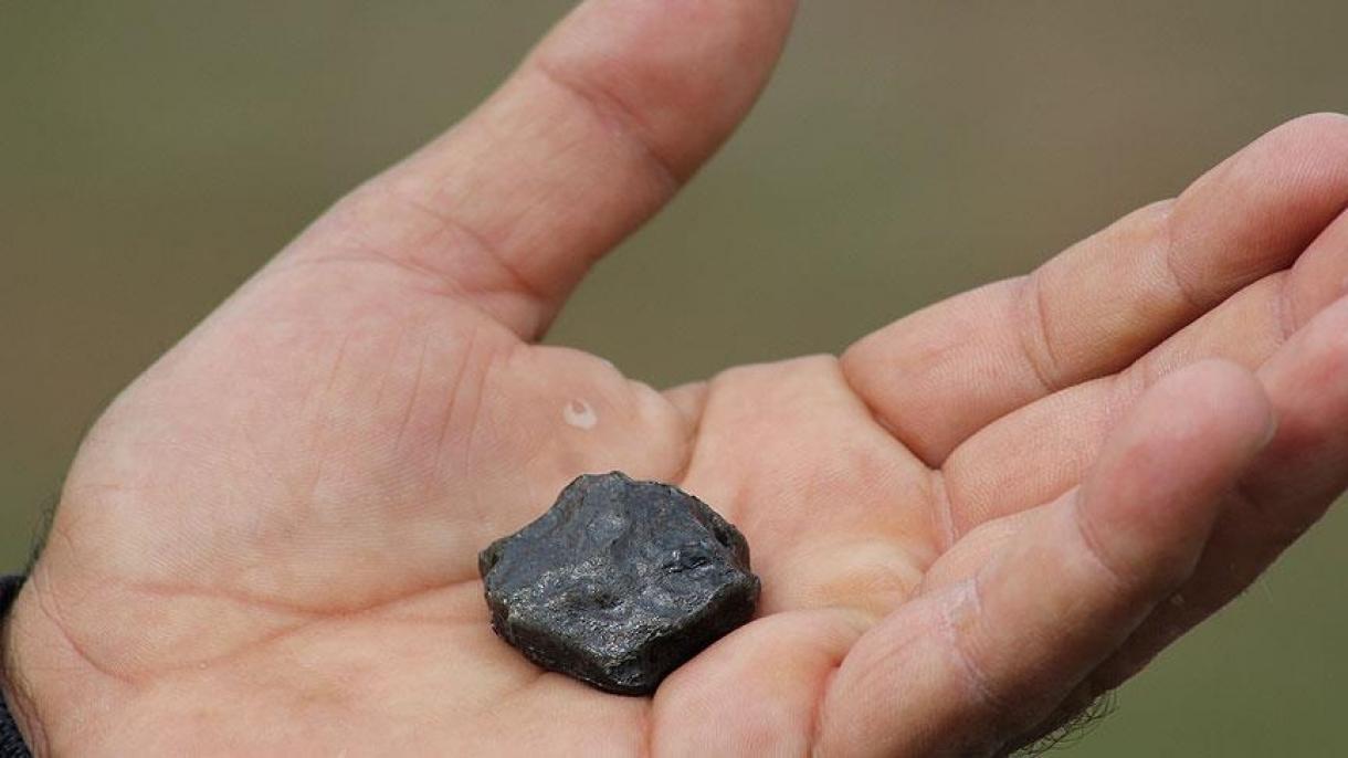Испанияда метеориттин бөлүкчөсү сатылып жатканда колго түшүрүлдү
