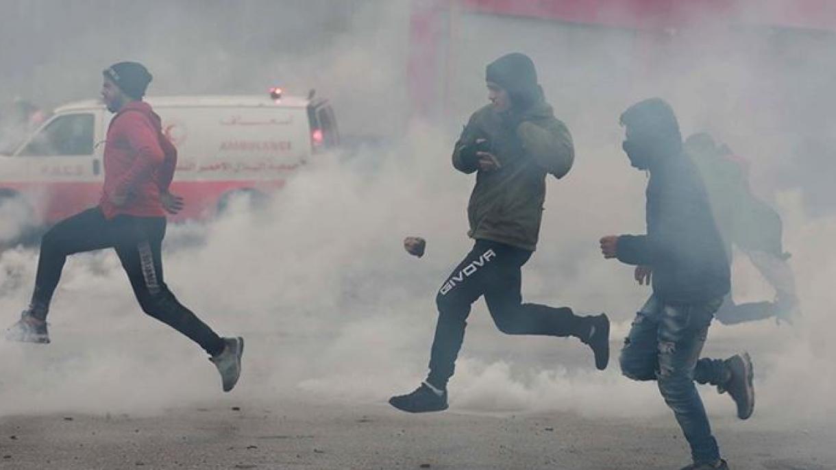 以色列警察对巴勒斯坦青年进行干预