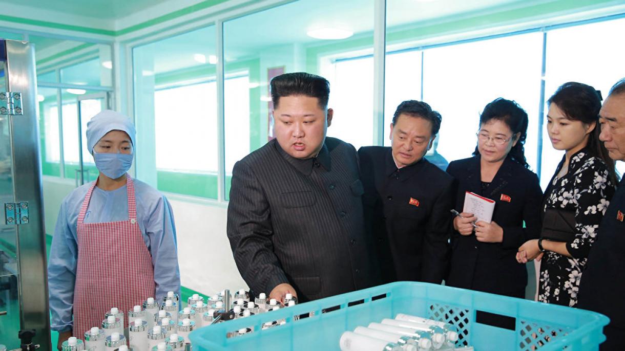شمالی کوریا کے لیڈراپنی اہلیہ اور بہن کے ہمراہ  کاسمیٹک فیکٹری میں