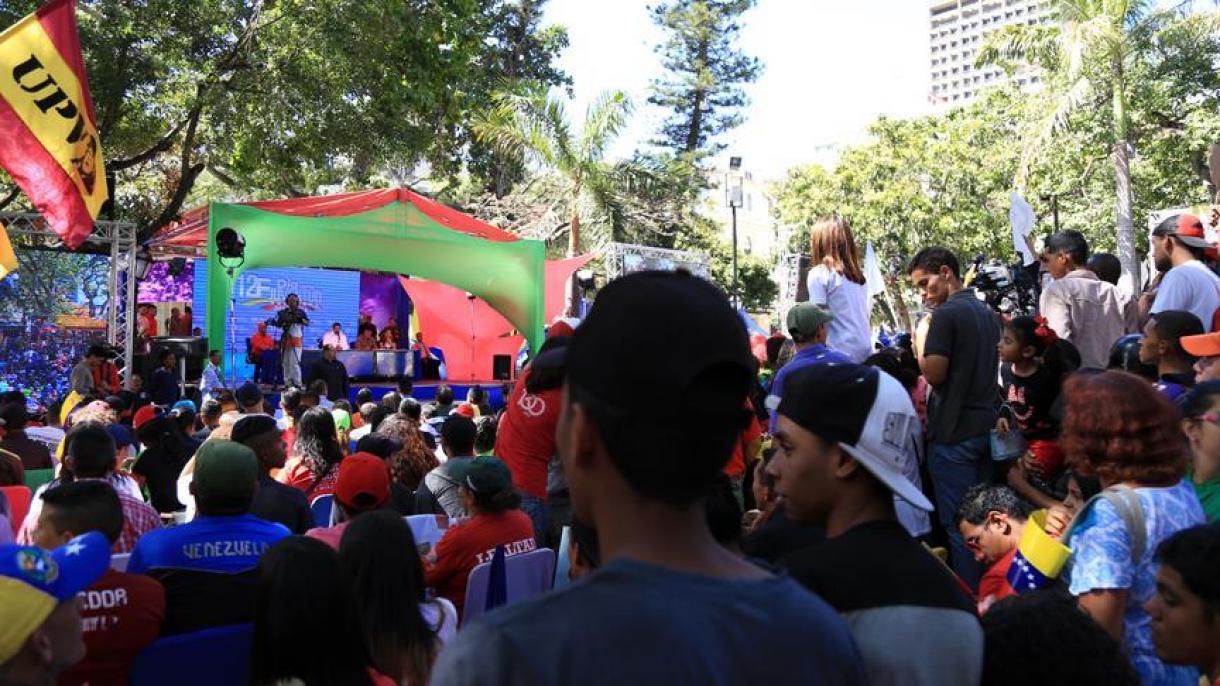 委内瑞拉执政党青年组织游行支持马杜罗