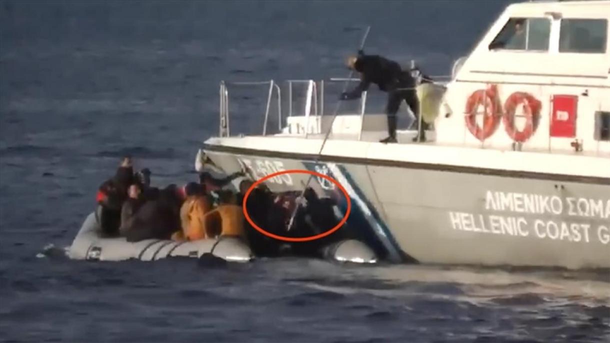 La Turquie partage des images montrant les garde-côtes grecs pointant des armes aux migrants
