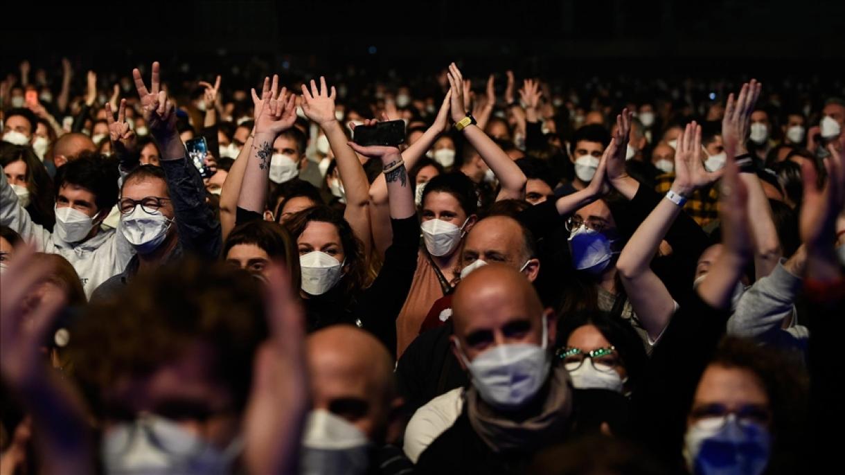 برگزاری کنسرت پنج هزار نفره بدون قانون فاصله‌گذاری اجتماعی در پاریس