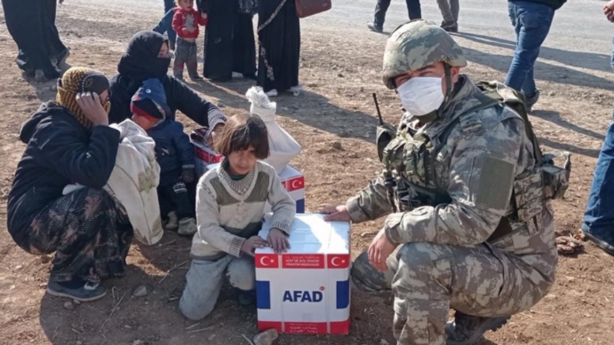 土耳其军人为叙利亚贫困家庭分发食品箱
