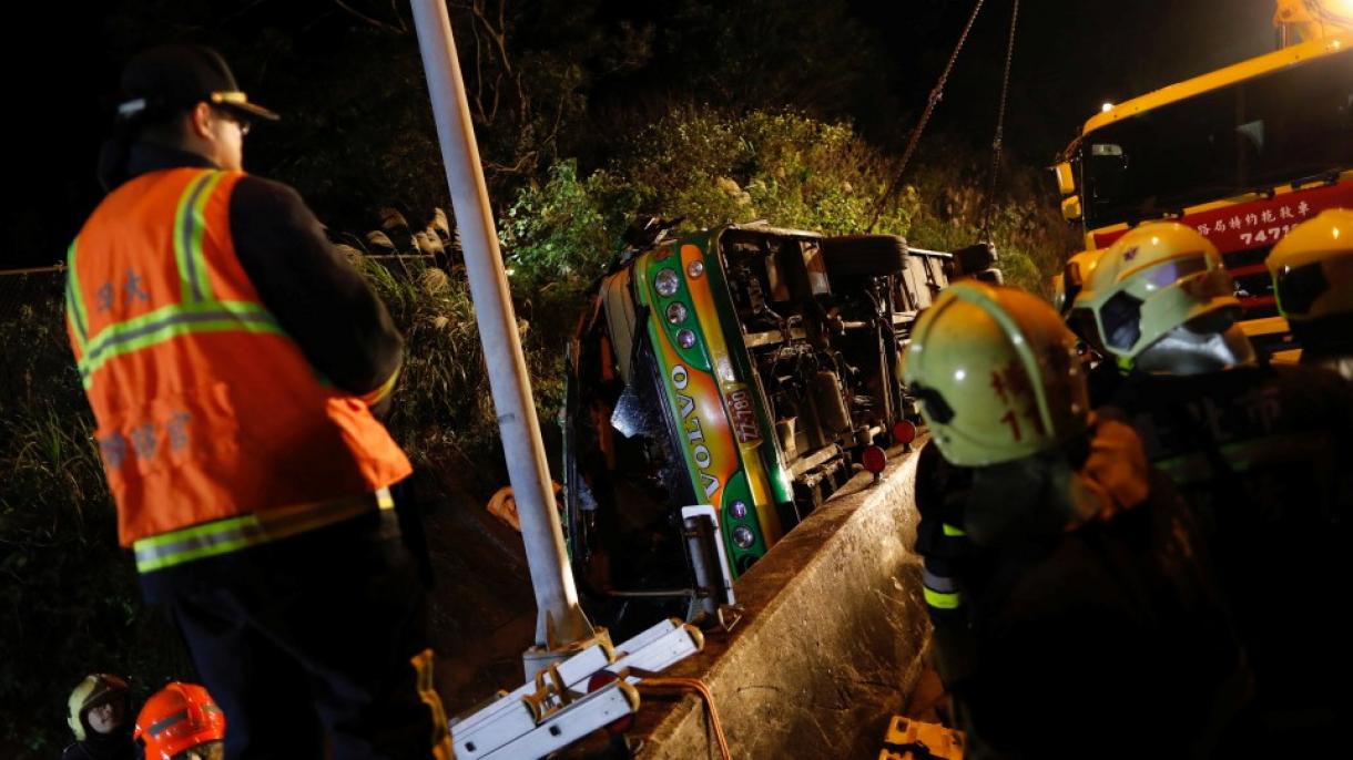 Un autobuz cu tirişti s-a răsturnat în Taiwan