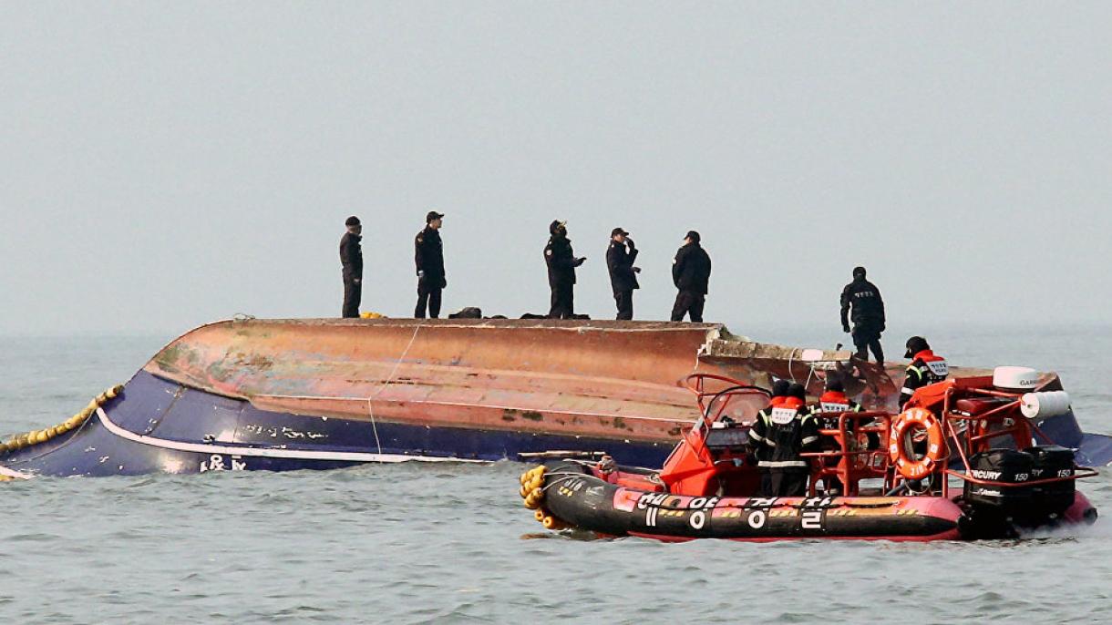 韩国一艘渔船与燃料补给船相撞13人死亡
