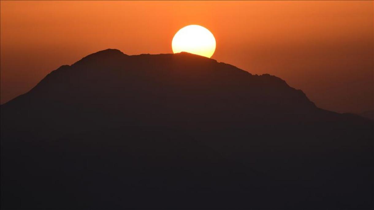 استقبال گردشگران از تماشای طلوع و غروب خورشید در کوه نمرود