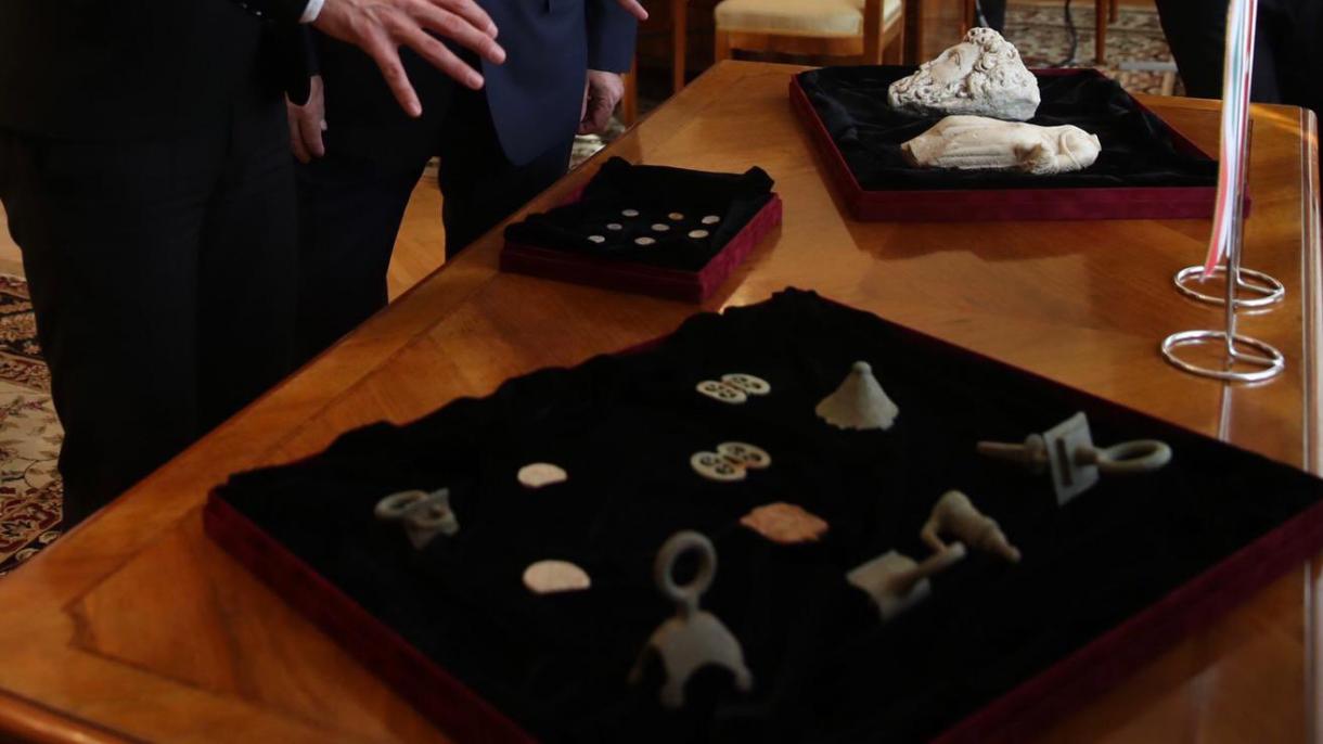 Чавушоглу получи 412-те артефакта от унгарския си колега