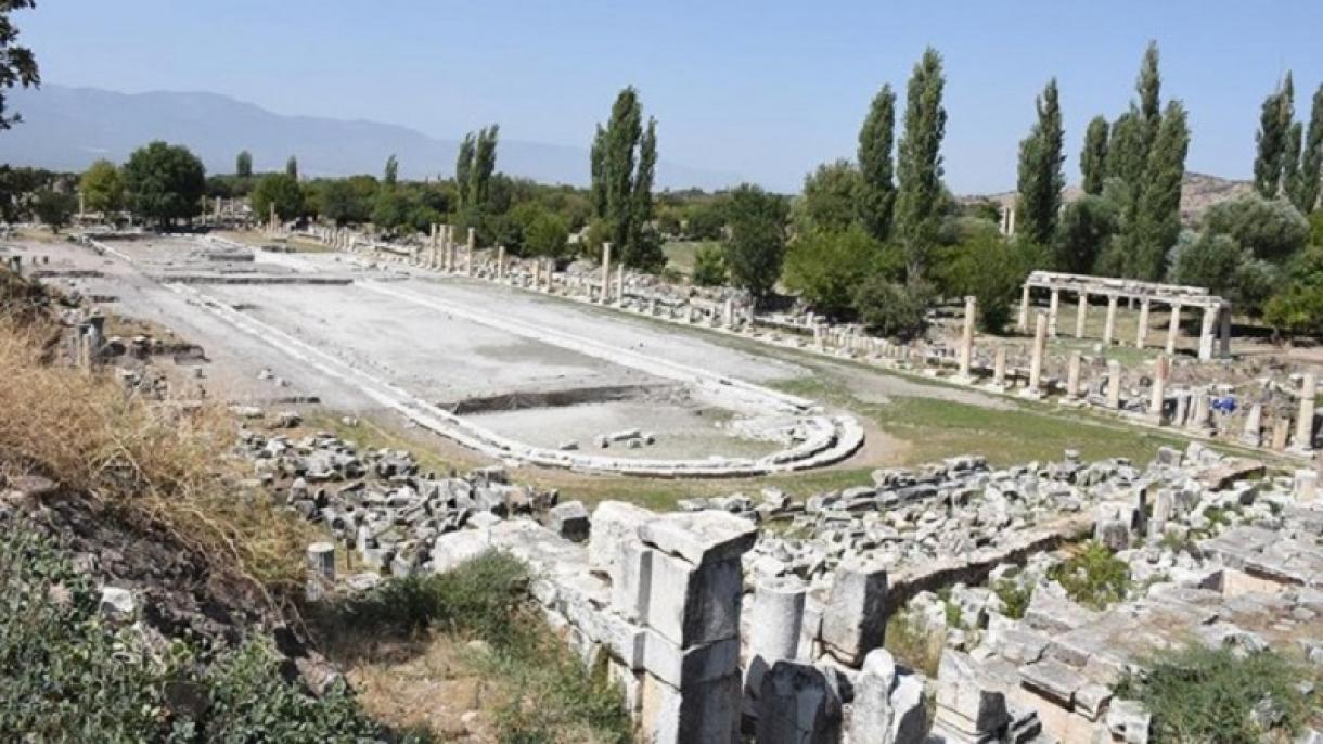 Descoberta uma enorme piscina na antiga cidade de Afrodisias