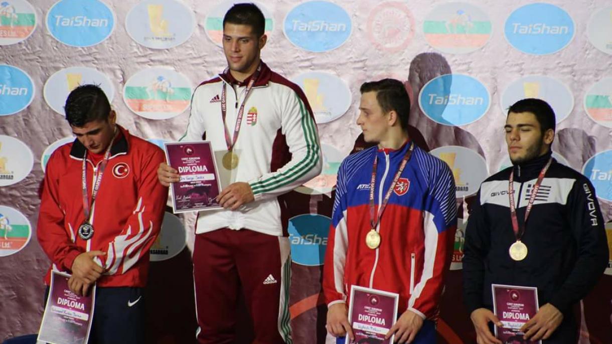 Türkiyədən iki güləşçi gümüş medalla qayıtdı