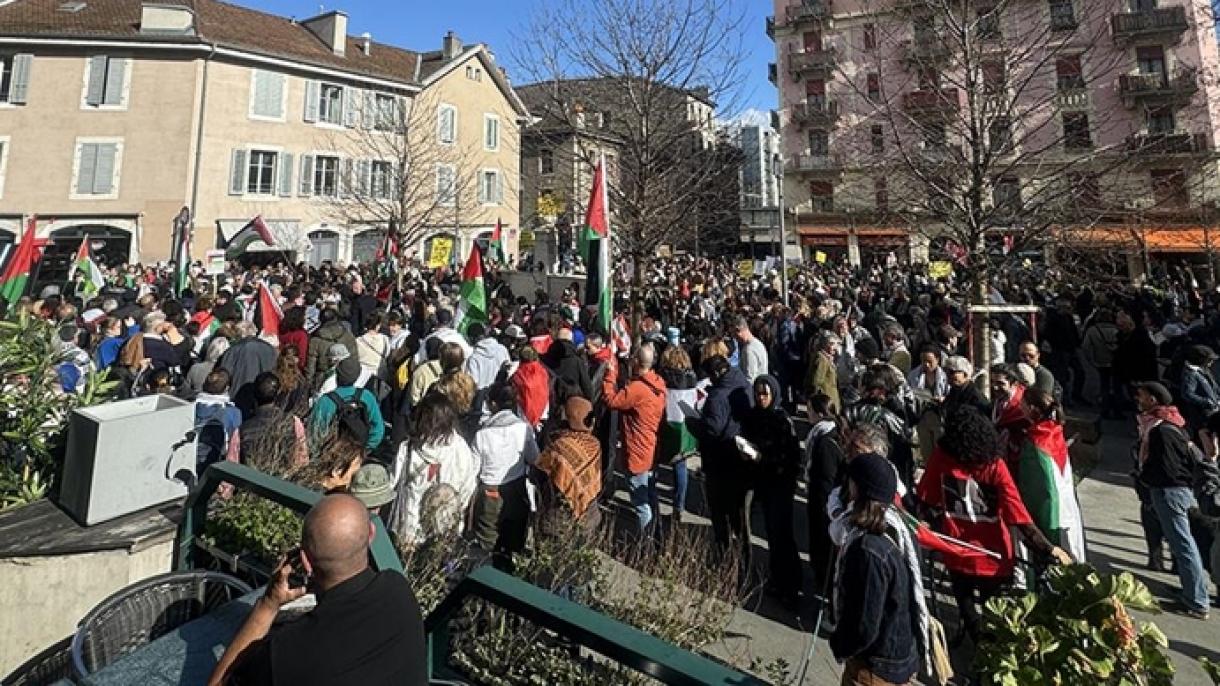 Migliaia di persone hanno marciato a Ginevra, in Svizzera, per esprimere il sostegno alla Palestina