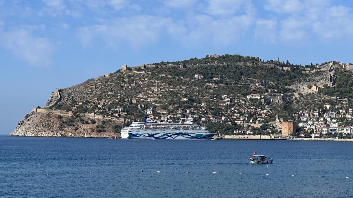 El crucero Crown Iris llegó a Alanya con 1.606 turistas