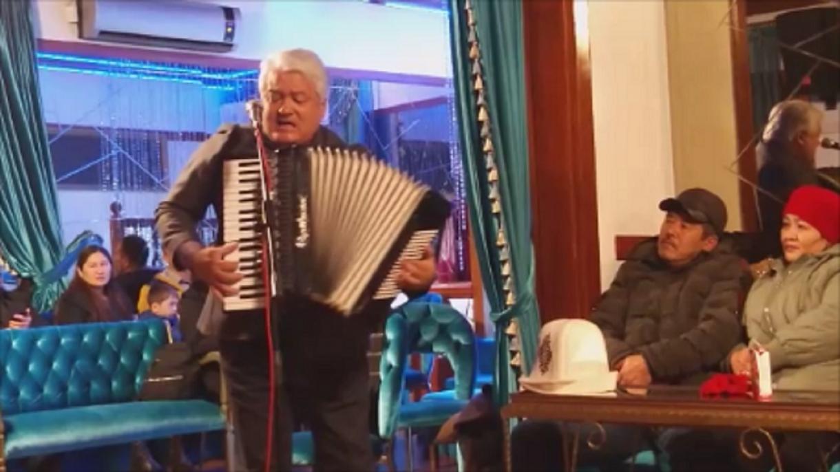 Kırgız Besteci, Şair, Komedyen Kümöndör Abılov 7.jpg