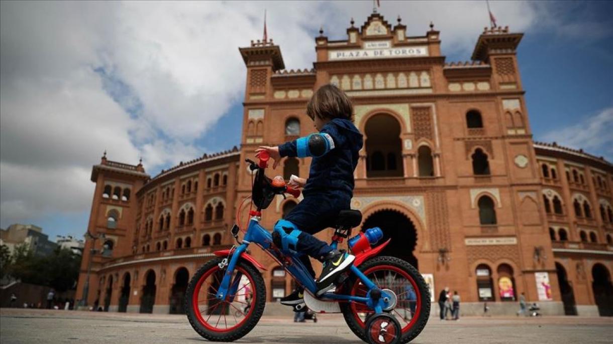 Más de 200 niños se contagiaron en España con COVID-19 luego de su salida a las calles