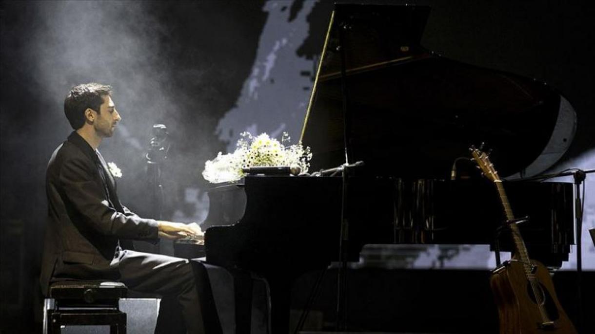 Rus sazandasy, pianist we deprekçi Ýewgeni Grinko Ankarada konsert berer