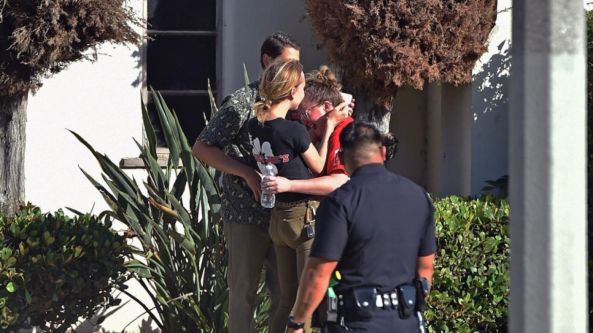 Assaltante se refugia em um supermercado em Los Angeles depois de atirar em sua avó e sua namorada