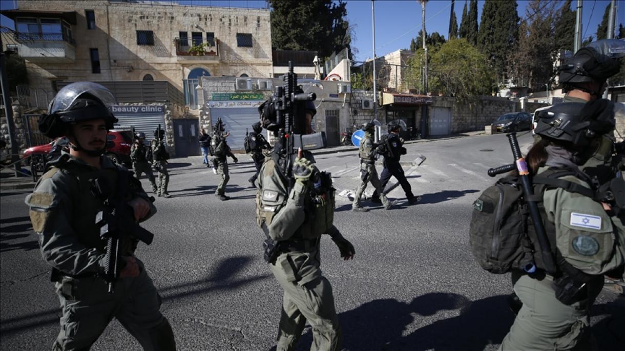 نیروهای اسرائیل غیرنظامیان فلسطینی را نیمه برهنه در ورزشگاه غزه جمع کردند