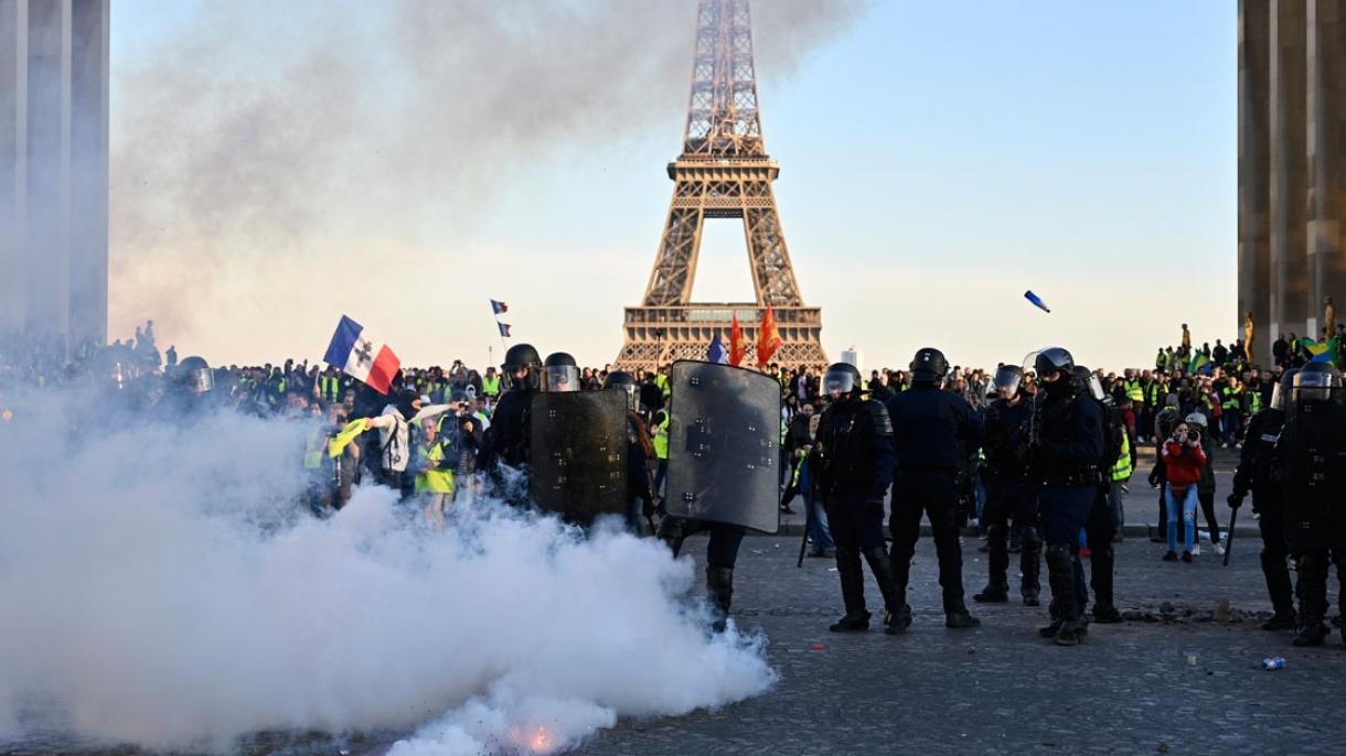 法国黄背心示威者再度涌向街头